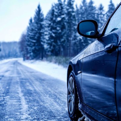 fekete autó jeges úton